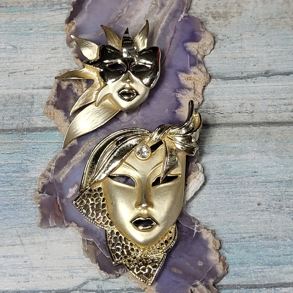 Jewelry - Elegant Two Face Mask Brooch.